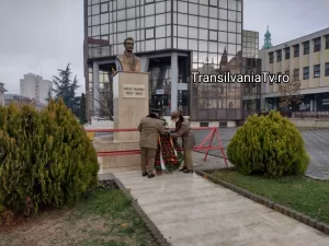 , Parada de 1 Decembrie la Zalău între ‘”Postul Paștelui” lui Dinu și „umanitatea” subprefectului Florin pe timp de ploaie, TransilvaniaTV.ro