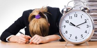 Românii încă preferă orele suplimentare la serviciu