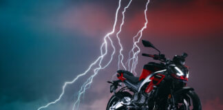 Un fulger a lovit un motociclist aflat pe un drum județean