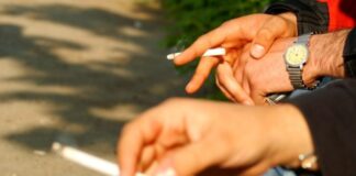 Autoritățile din Cluj interzic fumatul în spațiile publice deschise