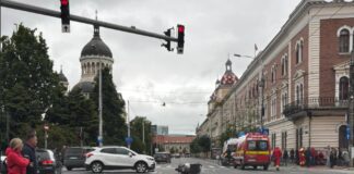 A trecut pe roșu și a spulberat un motociclist