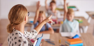 Avertismentul MEC: politica este interzisă în școli