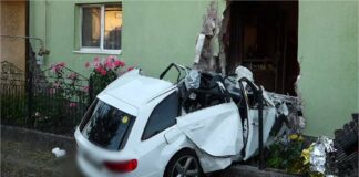 Sfârșit tragic pentru un tânăr șofer. A distrus gardul și în zidul unei case