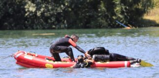 Scafandrii caută două persoane înecate