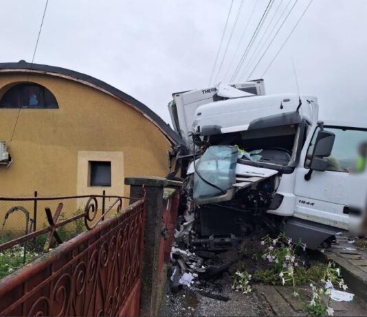 Trei dintr-un foc! Un șofer de TIR a distrus un autoturism, un gard și o anexă gospodărească