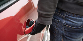 A furat o mașină și a condus-o fără carnet