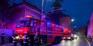 Mansardă în flăcări, o persoană a ajuns cu arsuri la spital