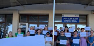 O nouă zi în stradă. Bugetarii de la Casa de Pensii Sălaj își cer banii înapoi de la Guvernul Bolojan