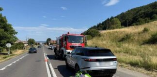 Un tânăr și-a șifonat motocicleta de un Jeep