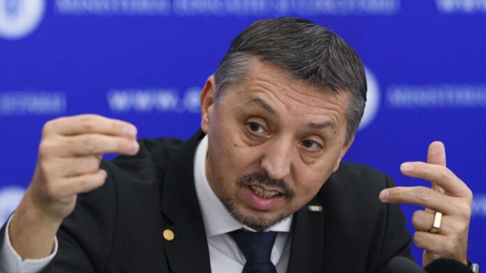 daniel-david-despre-apetenta-unora-pentru-mesaje-mesianice-cand-devii-antisistem-te-consideri-special-cauti-pe-cineva-si-mai-special-959422