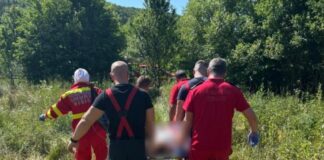 Au căzut într-un bazin de apă și au ajuns în stare critică la spital