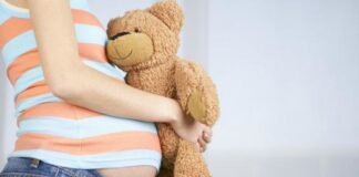 Se mențin bursele pentru mamele minore