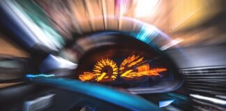 A confundat drumul cu autostrada. A circulat cu 121 km/h în loc de 50 km/h