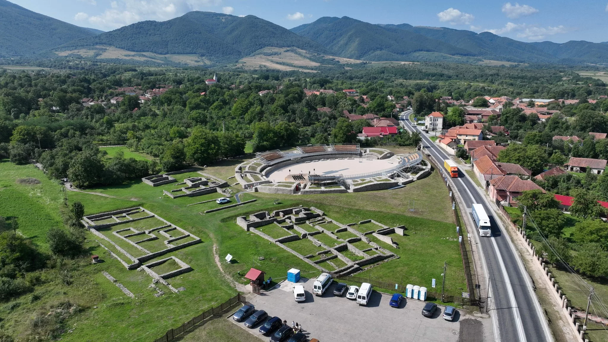 , Amfiteatrul roman de la Ulpia Traiana Sarmizegetusa a fost redeschis publicului după restaurare, TransilvaniaTV.ro
