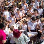 , Peste 200 de copii au pictat scoici la Zalău de 1 Iunie: Adela by Denta Clinic transformă arta în caritate, TransilvaniaTV.ro