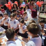 , Peste 200 de copii au pictat scoici la Zalău de 1 Iunie: Adela by Denta Clinic transformă arta în caritate, TransilvaniaTV.ro