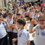 , Peste 200 de copii au pictat scoici la Zalău de 1 Iunie: Adela by Denta Clinic transformă arta în caritate, TransilvaniaTV.ro
