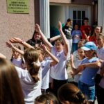 , Peste 200 de copii au pictat scoici la Zalău de 1 Iunie: Adela by Denta Clinic transformă arta în caritate, TransilvaniaTV.ro