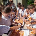 , Peste 200 de copii au pictat scoici la Zalău de 1 Iunie: Adela by Denta Clinic transformă arta în caritate, TransilvaniaTV.ro