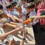 , Peste 200 de copii au pictat scoici la Zalău de 1 Iunie: Adela by Denta Clinic transformă arta în caritate, TransilvaniaTV.ro