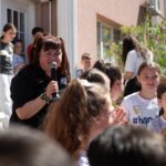 , Peste 200 de copii au pictat scoici la Zalău de 1 Iunie: Adela by Denta Clinic transformă arta în caritate, TransilvaniaTV.ro