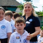 , Peste 200 de copii au pictat scoici la Zalău de 1 Iunie: Adela by Denta Clinic transformă arta în caritate, TransilvaniaTV.ro