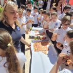, Peste 200 de copii au pictat scoici la Zalău de 1 Iunie: Adela by Denta Clinic transformă arta în caritate, TransilvaniaTV.ro