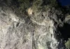 Turist „de plajă” pe munte: un tânăr de 20 de ani, încălțat doar cu o pereche de șlapi, salvat de la 20 de metri înălțime pe Cheile Rudăriei